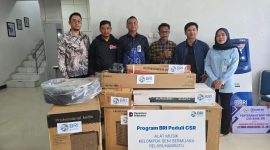 BRI BO Cibadak menyerahkan bantuan alat musik kepada dua komunitas di Sukabumi. PJ/Dok