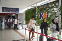 Tampak Pelanggan PT KAI saat tiba Stasiun Bandung. Tingginya permintaan tiket jelang lebaran, membuat penumpang KA memesan tiket lebih awal. PJ/Dok 