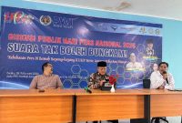 Guru Besar bidang Hukum Pidana Prof. Dr. Edi Setiadi (tengah) dan Noe Firman saat diskusi publik terkait sengekta pers. PJ/Mal