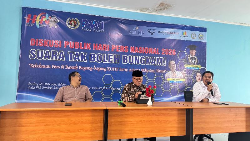 Guru Besar bidang Hukum Pidana Prof. Dr. Edi Setiadi (tengah) dan Noe Firman saat diskusi publik terkait sengekta pers. PJ/Mal