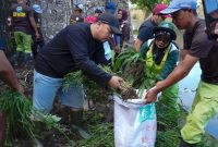 Tim Gober bersama Kemendukbangga/BKKBN Jabar, TPK dan Penyuluh KB membersihkan sungai Cikapundung Kolot. PJ/Dok