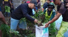 Tim Gober bersama Kemendukbangga/BKKBN Jabar, TPK dan Penyuluh KB membersihkan sungai Cikapundung Kolot. PJ/Dok