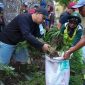 Tim Gober bersama Kemendukbangga/BKKBN Jabar, TPK dan Penyuluh KB membersihkan sungai Cikapundung Kolot. PJ/Dok