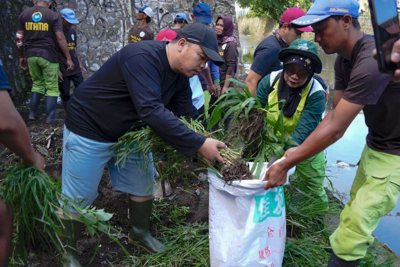 Tim Gober bersama Kemendukbangga/BKKBN Jabar, TPK dan Penyuluh KB membersihkan sungai Cikapundung Kolot. PJ/Dok