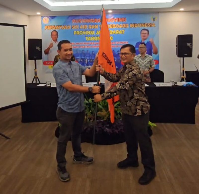 Ir.R Darwin Suratman, MAP. AIFO (baju batik) terpilih aklamasi sebagai Ketua Umum Pengprov PSAWI Jabar periode 2026-2030. PJ/Joel