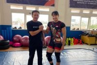 H. Yoko bersama salah satu atletnya. PJ/Joel