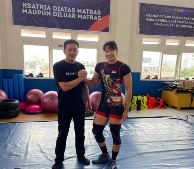 H. Yoko bersama salah satu atletnya. PJ/Joel