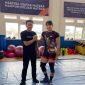 H. Yoko bersama salah satu atletnya. PJ/Joel