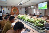 Pansus 13 membahas rancangan Raperda Penyelenggaraan Ketertiban Ketenteraman, dan Perlindungan Masyarakat (Tribumtranlimas) bersama sejumlah SKPD terkait, di Ruang Rapat. (Dani/Humpro DPRD Kota Bandung)