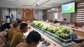 Pansus 13 membahas rancangan Raperda Penyelenggaraan Ketertiban Ketenteraman, dan Perlindungan Masyarakat (Tribumtranlimas) bersama sejumlah SKPD terkait, di Ruang Rapat. (Dani/Humpro DPRD Kota Bandung)
