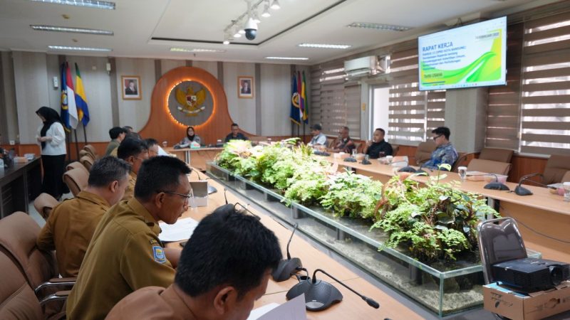 Pansus 13 membahas rancangan Raperda Penyelenggaraan Ketertiban Ketenteraman, dan Perlindungan Masyarakat (Tribumtranlimas) bersama sejumlah SKPD terkait, di Ruang Rapat. (Dani/Humpro DPRD Kota Bandung)