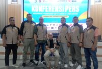 Master Suryana bersama jajaran pengurus TI Jabar dan panitia ITN Open IX 2026 saat pressconf di Koni Kota Bandung. PJ/Joel