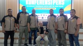 Master Suryana bersama jajaran pengurus TI Jabar dan panitia ITN Open IX 2026 saat pressconf di Koni Kota Bandung. PJ/Joel