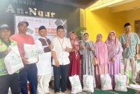 Marbot, guru TKA/TPA serta DKM Masjid dan petugas keamanan lingkungan, saat menerima paket sembako dan uang kafalah dari Baznas Jabar.