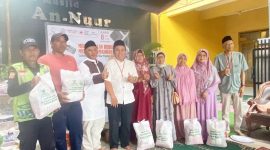 Marbot, guru TKA/TPA serta DKM Masjid dan petugas keamanan lingkungan, saat menerima paket sembako dan uang kafalah dari Baznas Jabar.