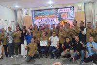 Nuryadi dan Agung Satria Negara (duduk) berpose bersama pengurus FORKI Kota Bandung sebelum Rakercab 2026. PJ/Joel