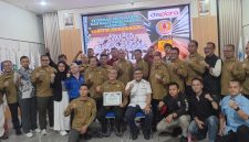 Nuryadi dan Agung Satria Negara (duduk) berpose bersama pengurus FORKI Kota Bandung sebelum Rakercab 2026. PJ/Joel