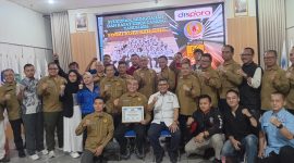 Nuryadi dan Agung Satria Negara (duduk) berpose bersama pengurus FORKI Kota Bandung sebelum Rakercab 2026. PJ/Joel