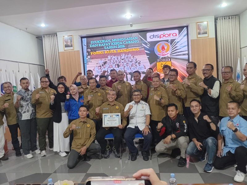 Nuryadi dan Agung Satria Negara (duduk) berpose bersama pengurus FORKI Kota Bandung sebelum Rakercab 2026. PJ/Joel