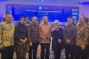 Hakim MK Asrul Sani (tengah) berfoto dengan beberapa tokoh nasional lainnya usai Pelantikan Pengurus IABA periode 2025-2029 di Jakarta baru-baru ini (Foto : Istimewa).