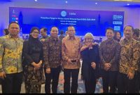 Hakim MK Asrul Sani (tengah) berfoto dengan beberapa tokoh nasional lainnya usai Pelantikan Pengurus IABA periode 2025-2029 di Jakarta baru-baru ini (Foto : Istimewa).