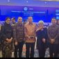 Hakim MK Asrul Sani (tengah) berfoto dengan beberapa tokoh nasional lainnya usai Pelantikan Pengurus IABA periode 2025-2029 di Jakarta baru-baru ini (Foto : Istimewa).