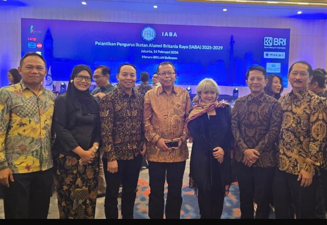 Hakim MK Asrul Sani (tengah) berfoto dengan beberapa tokoh nasional lainnya usai Pelantikan Pengurus IABA periode 2025-2029 di Jakarta baru-baru ini (Foto : Istimewa).