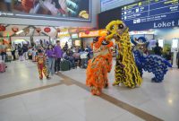 Atraksi barongsai menyemarakkan Imlek di Stasiun Bandung. PJ/Dok