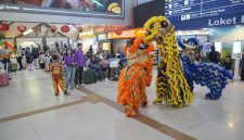 Atraksi barongsai menyemarakkan Imlek di Stasiun Bandung. PJ/Dok