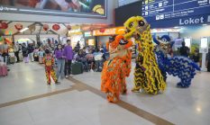 Ribuan Penumpang Kereta Api, Disambut Barongsai