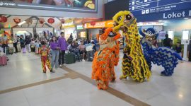 Atraksi barongsai menyemarakkan Imlek di Stasiun Bandung. PJ/Dok
