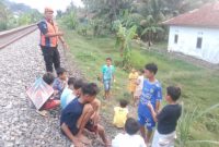 Sejumlah anak-anak tampak beraktivitas di sepanjang jalur Rel KA, padahal sangat berbahaya. PJ/Dok