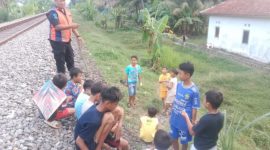 Sejumlah anak-anak tampak beraktivitas di sepanjang jalur Rel KA, padahal sangat berbahaya. PJ/Dok