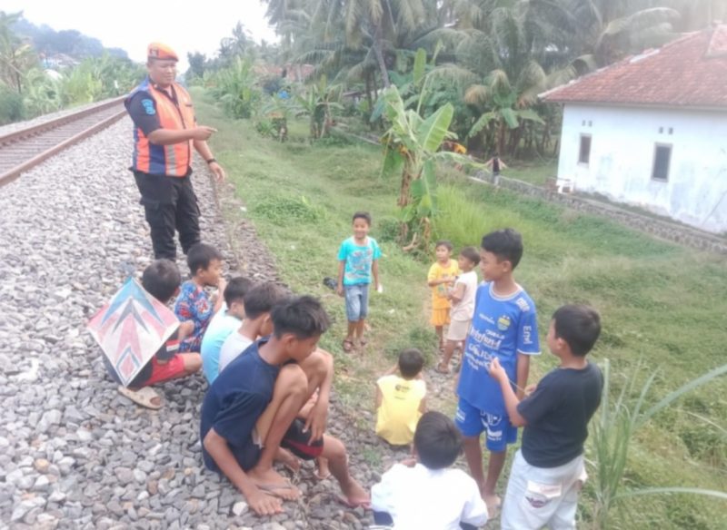 Sejumlah anak-anak tampak beraktivitas di sepanjang jalur Rel KA, padahal sangat berbahaya. PJ/Dok