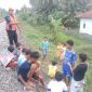 Sejumlah anak-anak tampak beraktivitas di sepanjang jalur Rel KA, padahal sangat berbahaya. PJ/Dok