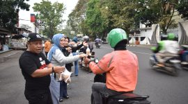 Sejumlah anggota PWI dibantu IKWI Kota Bandung membagikan paket takjil kepada pengguna jalan Selasa (24/2/2026). PJ/Dok
