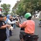 Sejumlah anggota PWI dibantu IKWI Kota Bandung membagikan paket takjil kepada pengguna jalan Selasa (24/2/2026). PJ/Dok
