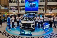 PT TAM resmi meluncurkan New Veloz Hybrid EV di Paskal Hyper Squere Bandung, Rabu (25/2). Selama pameran, Mobil tersebut dibandrol mulai Rp 303juta. PJ/Mal