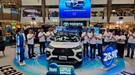 PT TAM resmi meluncurkan New Veloz Hybrid EV di Paskal Hyper Squere Bandung, Rabu (25/2). Selama pameran, Mobil tersebut dibandrol mulai Rp 303juta. PJ/Mal