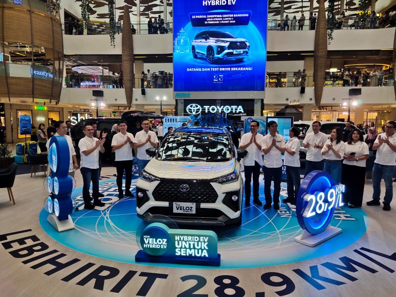 PT TAM resmi meluncurkan New Veloz Hybrid EV di Paskal Hyper Squere Bandung, Rabu (25/2). Selama pameran, Mobil tersebut dibandrol mulai Rp 303juta. PJ/Mal