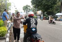 PT Pos Property Indonesia, membagikan ratusan paket takjil. PJ/Mal