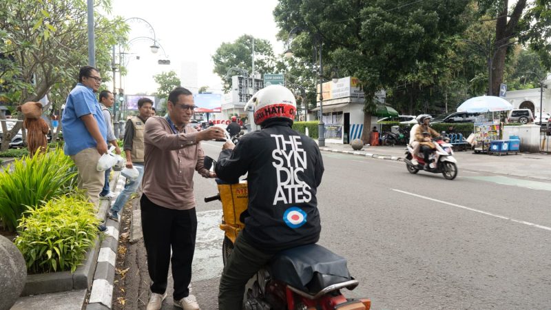 PT Pos Property Indonesia, membagikan ratusan paket takjil. PJ/Mal