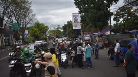 Pokja PWI Kota Bandung saat membagikan takjil. PJ/Dok