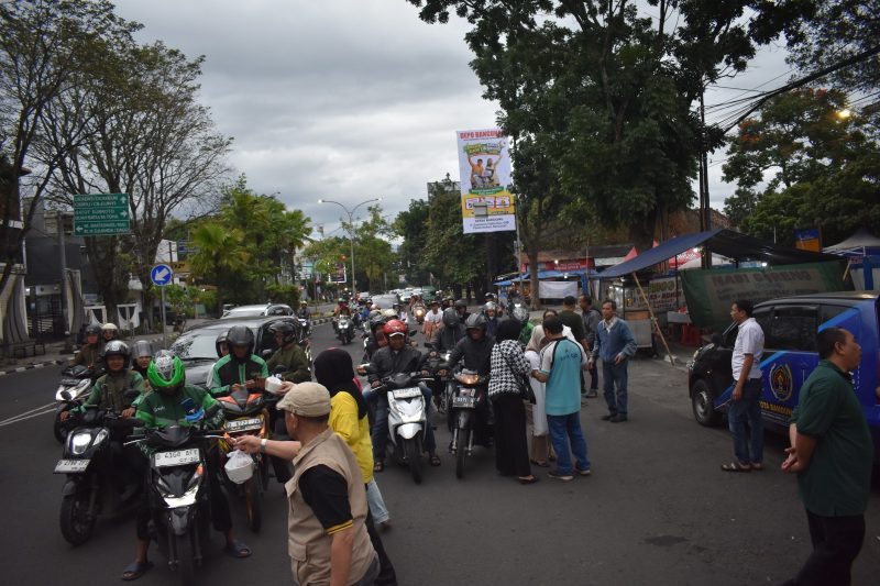 Pokja PWI Kota Bandung saat membagikan takjil. PJ/Dok