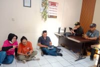 Sejumlah awak media tampak duduk di lantai usai pengambilan kursi oleh PN Bandung. PJ/Dok