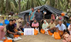 Warga Rumoh Rayeuk pun Tersenyum Menerima Bantuan dari Rumah Zakat