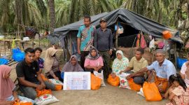Warga Rumoh Rayeuk Aceh Utara tampak bahagia menerima bantuan paket sembako dari Rumah Zakat. PJ/Dok