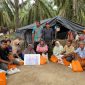 Warga Rumoh Rayeuk Aceh Utara tampak bahagia menerima bantuan paket sembako dari Rumah Zakat. PJ/Dok