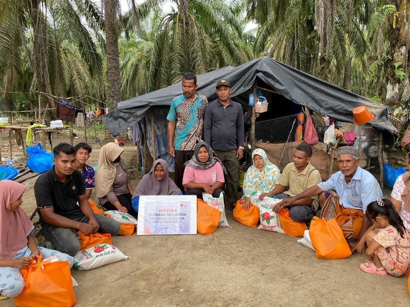 Warga Rumoh Rayeuk Aceh Utara tampak bahagia menerima bantuan paket sembako dari Rumah Zakat. PJ/Dok
