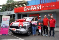Kana Supriatna saat menerima hadiah mobil dari Undi-undi Hepi Telkomsel. PJ/Dok